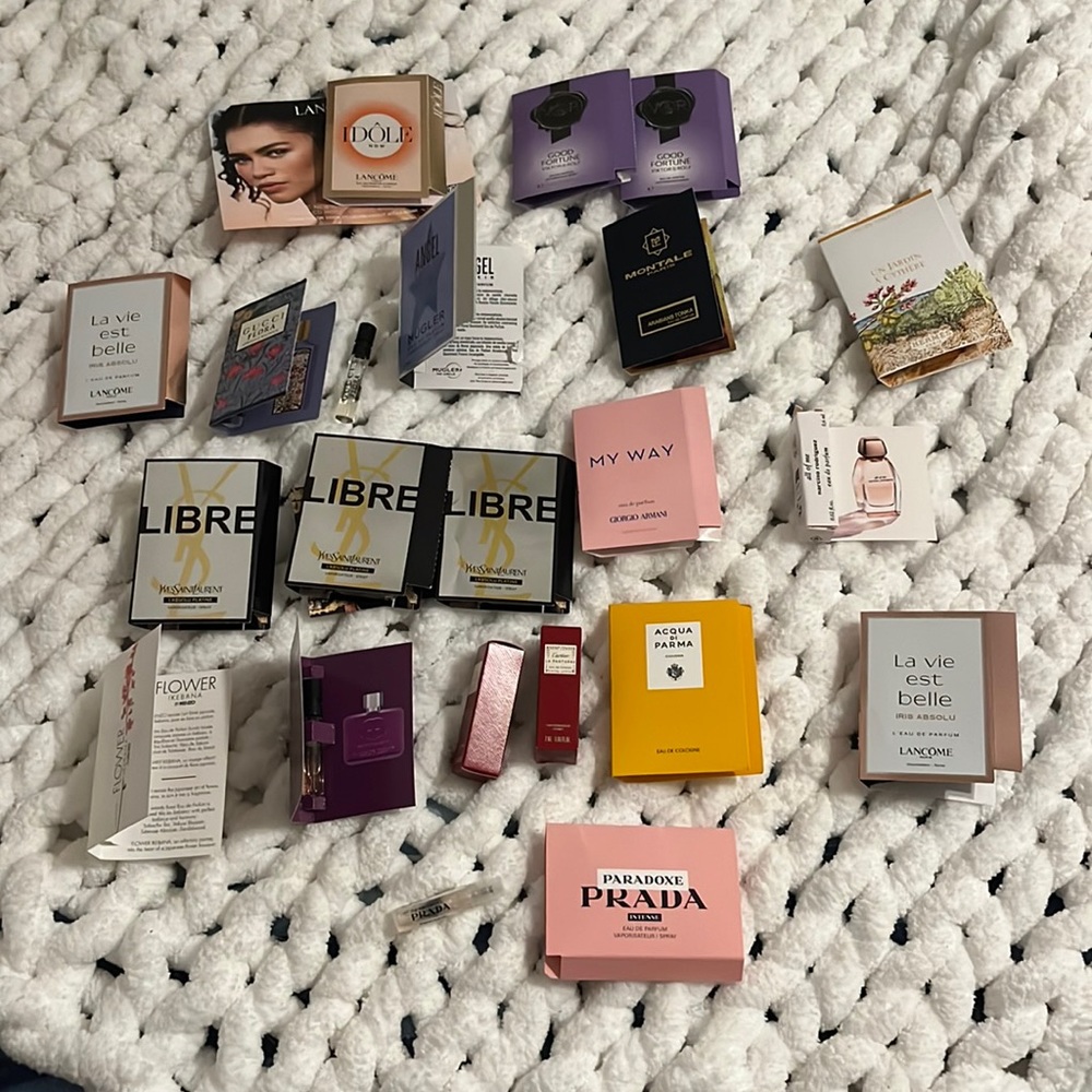 NEW! Women’s Perfume Sampler (32)